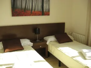 Primer piso, no fumadores, aire acondicionado, 4 personas, lujo, golf - Image 4