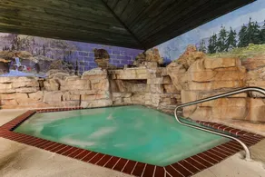Deluxe 2 Queen in Stoney Creek Quincy! Indoor/Outdoor Pool | 3 Units - Image 2