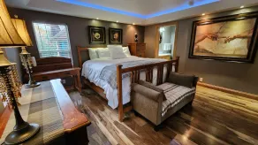 5-Acre Luxury Chalet Near Wisconsin Dells Indoor/Outdoor Spa Suite Putting Green - Image 5