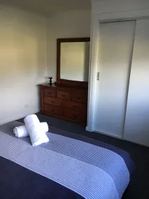 Entire House 3 bedrooms, 5 minute walk to town centre and 1 minute to beach - Image 4