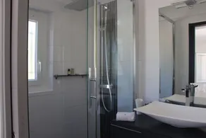 Quiet T2 with swimming pool - Image 5