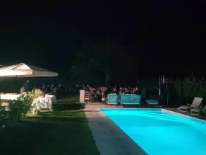 maravillosa zona en medio de los viñedos donde podrá relajarse y degustar vinos - Image 4