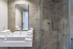 Inf45P- Modern 3 Bed City Apartment Next To Beach - Image 2