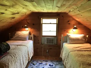 Lakefront cottage with privacy and charm! - Image 3