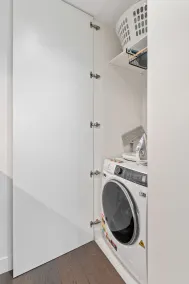 Chic 2-Bed with Free Parking in South Yarra - Image 2