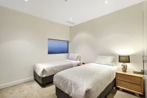 Luxury Southbank Sub-Penthouse – Stunning Views, Steps to Dining & CBD - Image 5