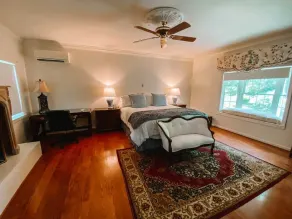 English Tea Garden Vacation Home with Large Patio - Image 4