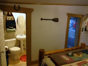Une petite cabine avec bain à remous à Red Lodge, Montana. - Image 4