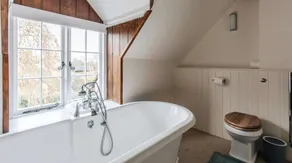 Elegant 4-Bed Family Home in the Cotswolds - Image 5