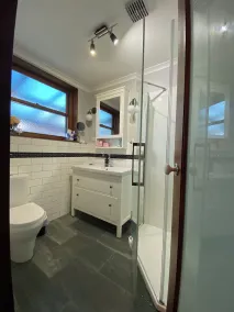 Country retreat 4 bedroom on an acre of lush gardens luxury outdoor area.  - Image 3