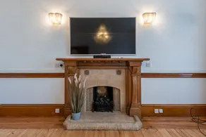 A luxurious Victorian mansion garden apartment - Image 2