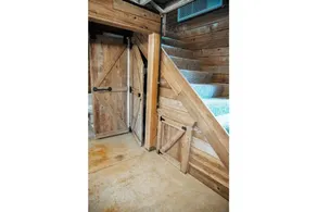 Gorgeous Carriage House! - Image 3