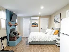 Charming Studio 2 Blocks from Light Rail & Downtown Bike Path! - Image 5