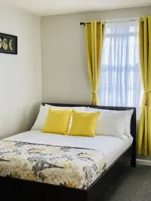 Spacious 2BR Apartment w/ Balcony • Free Parking • Near UPMC - Image 4
