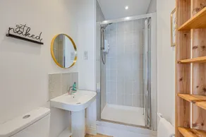 Elegant Apartment @ Campbell Park • City Centre • Balcony • Free Parking • Sky TV • Yoko Property - Image 2