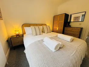 Spacious One Bed Apt With Scenic Views - Image 4