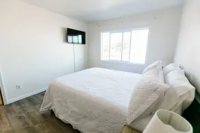 Cozy 2 Bedroom with Full Kitchen One Block from the Ocean!! - Image 4