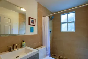 Suarez Art Stay 3BR Miami, Free Parking, Sleeps 7 - Image 3