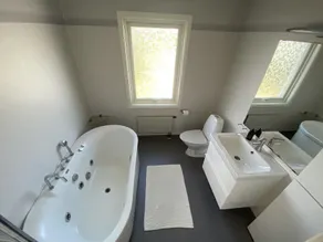 Villa avec de belles vues sur la baie et les montagnes en arrière-plan passionnants - Image 3