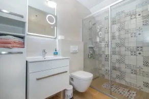 House Tia - Image 4