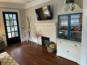 Miss Browns Mardi Gras Bungalow! - Image 2