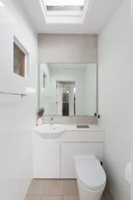 Spacious Inner-City House with Balcony Views - Image 3