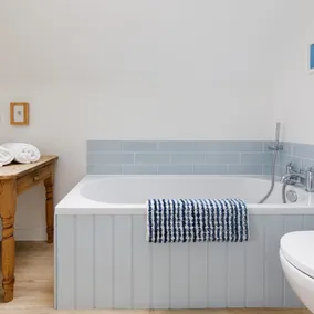Pretty Coastal Home in Bosham Close to Water - Image 5