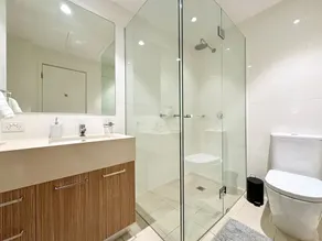 Morphett St Studio Retreat with Pool & Gym Access - Image 4
