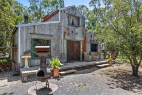Quirky Barn, Close to Melbourne. - Image 5