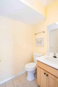 Gorgeous Waterfront 3 Bedroom, 1.5 Bathroom Unit. - Image 5