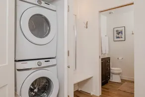 Luxury Downtown 2 Bedroom Flat - Image 2