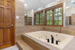 Amazing Modern Lakefront Chateau in prime Pocono location - Image 4
