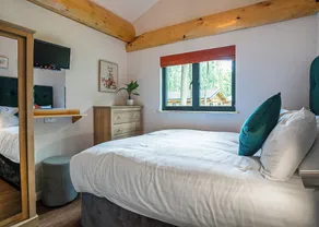 3 bedroom accommodation in Ellesmere - Image 5