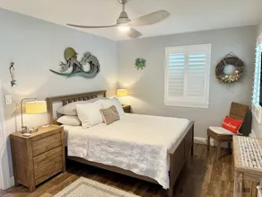 Nouvellement rénové Boutique Beach Bungalow. Tout Nouveau! Étapes de la plage. - Image 4