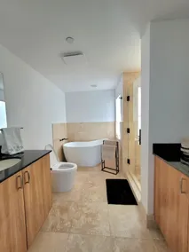 Newly renovated 2/2  apt-2 min walk to the beach and restaurants - Image 3