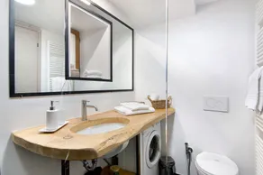 Apartment \"Renovated Barn of the year 1500\" with Lake View & Wi-Fi - Image 4