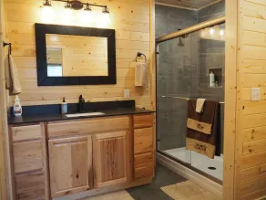 Profitez de l'intimité dans cette cabane récemment construite avec vue spectaculaire sur le lac North Star - Image 2