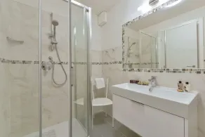 Brand New élégant et spacieux 3 BR 3 BTH Apt w / meubles en Italie - Image 2