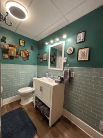 Upscale King Suite, mittemot den gamla fängelset, med reserverad parkering utanför gatan - Image 2