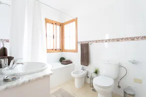 LUXUS SONNIGE VILLA MIT ATEMBERAUBENDEM BLICK, KOSTENLOSEM WIFI UND HEIZBAREM PRIVATEN POOL - Image 4