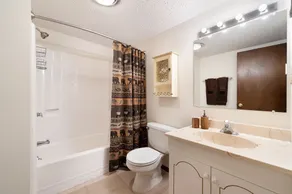 Your Four-Season Escape at Camelback Mountain\nTownhouse Sleeps 10 comfortably. - Image 3