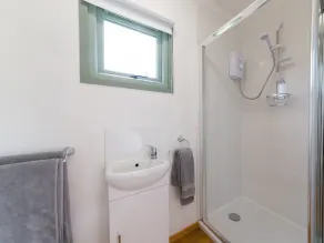 1 bedroom accommodation in Wootton Bridge - Image 2