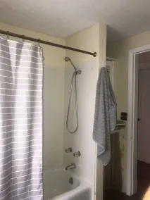 Clean and Roomy 4 Bedroom House - Image 3
