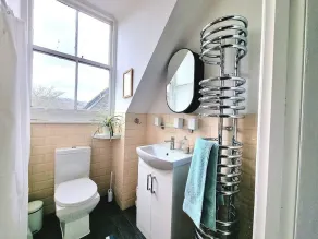Spacious Retreat with River Views n/ Peak District - Image 5