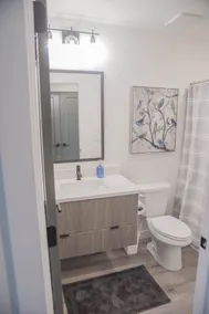Modern Urban Townhouse with High Speed Internet - Image 4