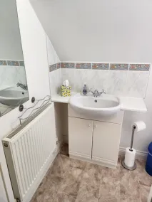 Cottage Sleeps 4 - Pet Friendly w Free Parking - Image 2