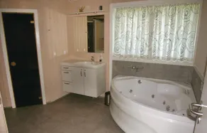 Gorgeous home in Humble with sauna - Image 2