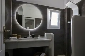 Villa bleu blanc avec piscine à débordement chauffée et jacuzzi - Image 2