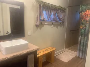 Roomy Master Suite  - Perfect for 2-3 adults OR 2 adults 1 child, min age 8 yrs - Image 4