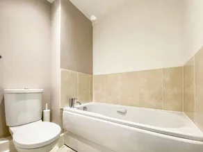 4 bedroom accommodation in South Cerney - Image 4